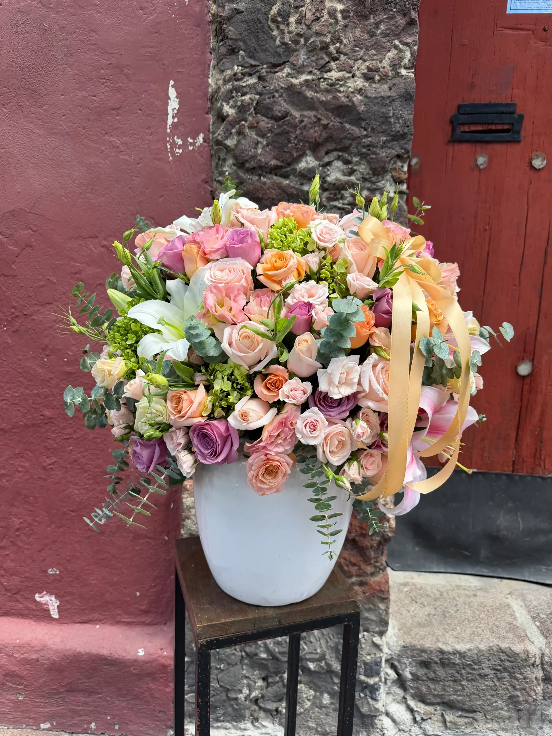 arreglo en base de ceramica con rosas, lirios, lisianthus y mini rosas