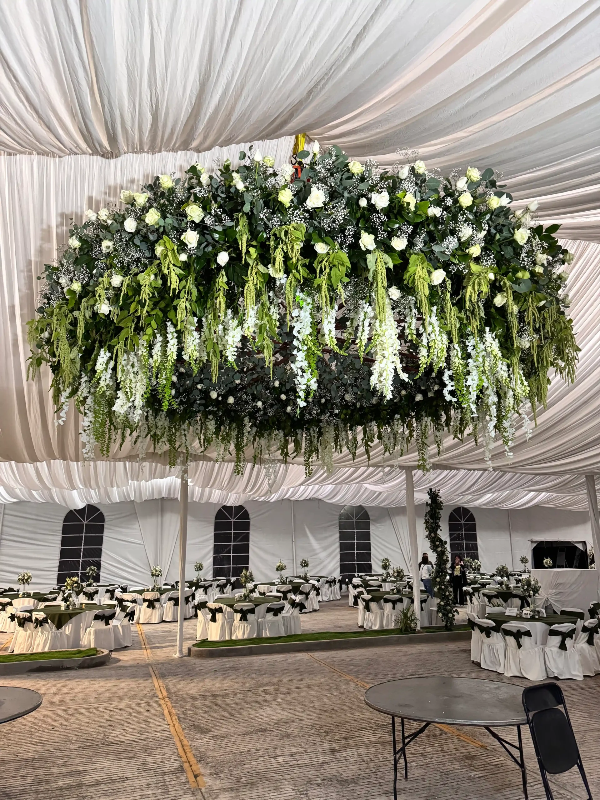 aro flotante para boda con rosa y follaje en caida